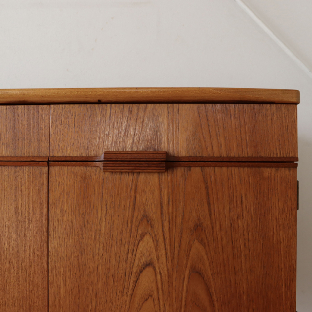 オースティンスイート（Austinsuite）製ビンテージのサイドボードのハンドル