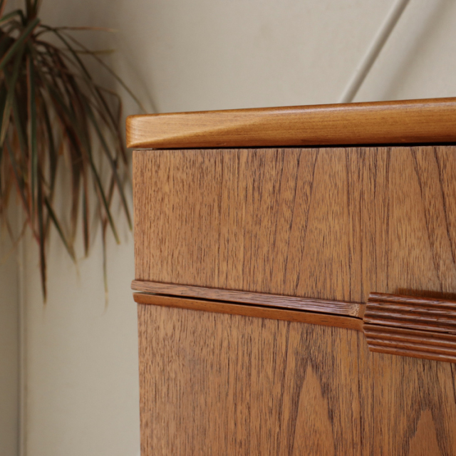 オースティンスイート（Austinsuite）製ビンテージのサイドボードの角