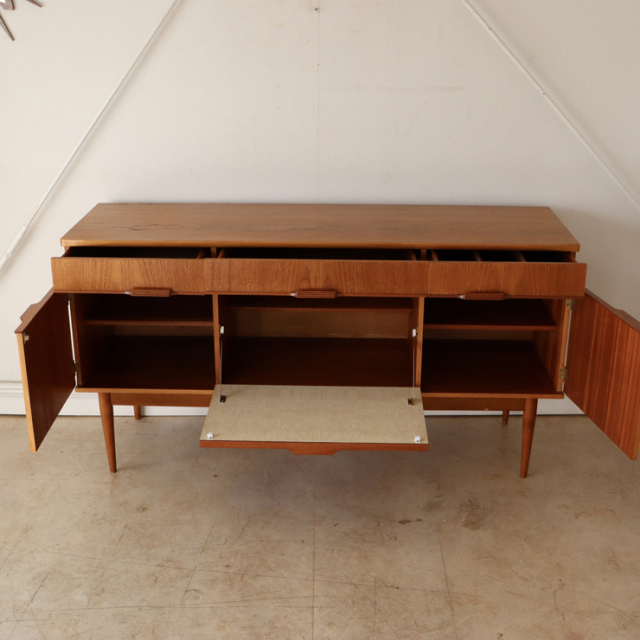 オースティンスイート（Austinsuite）製ビンテージのサイドボードの収納