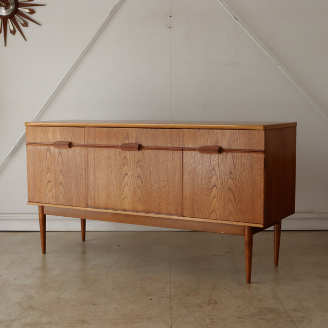 オースティンスイート（Austinsuite）製ビンテージのサイドボード