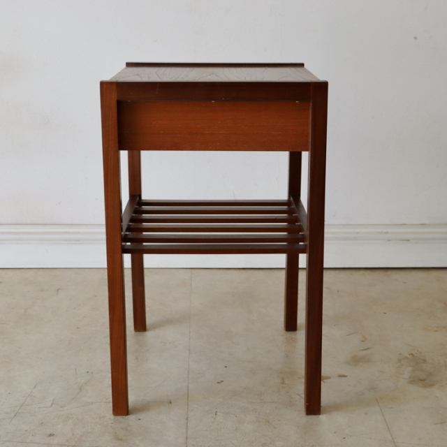 メイヤー（myer）製ビンテージのコーヒーテーブルの側面