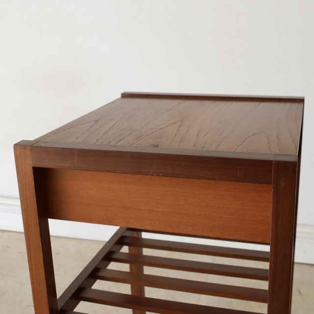 メイヤー（myer）製ビンテージのコーヒーテーブルの側面