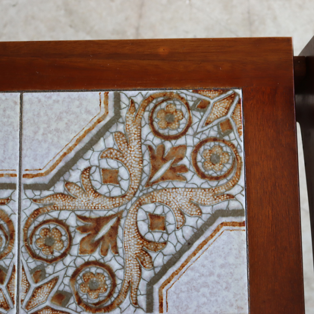 イギリス製ビンテージのタイルトップコーヒーテーブルの天板のきず