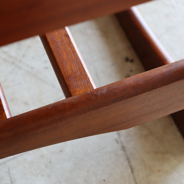 イギリス製ビンテージのタイルトップコーヒーテーブルのフレームのきず