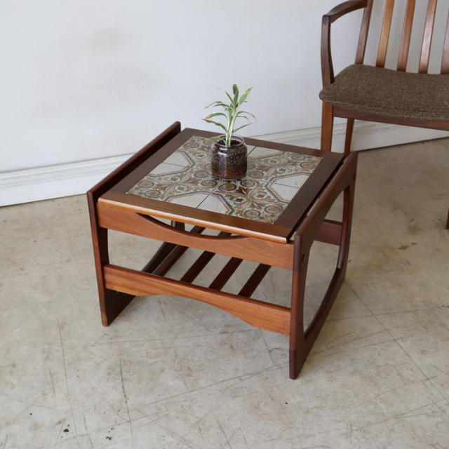 イギリス製ビンテージのタイルトップコーヒーテーブル