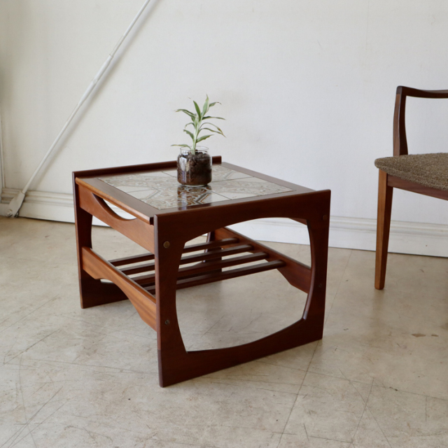 イギリス製ビンテージのタイルトップコーヒーテーブル