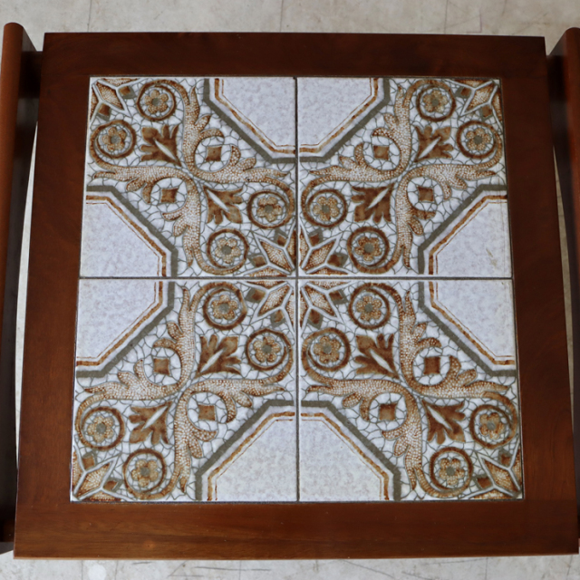 イギリス製ビンテージのタイルトップコーヒーテーブルのタイル天板