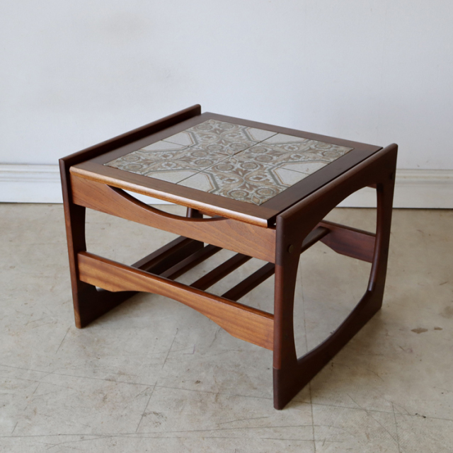 イギリス製ビンテージのタイルトップコーヒーテーブル