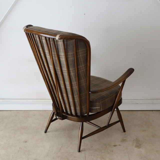 アーコール（ERCOL）製ビンテージのハイバックイージーチェアの後ろ姿