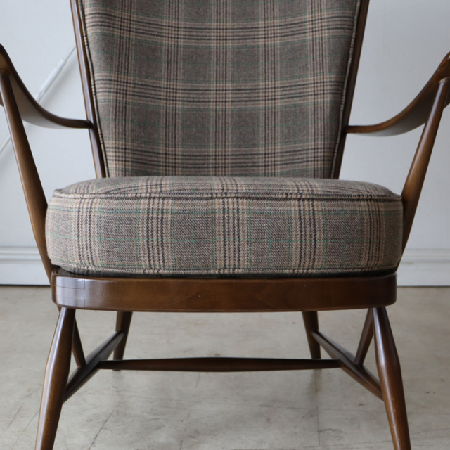 アーコール（ERCOL）製ビンテージのハイバックイージーチェアの座面の厚み