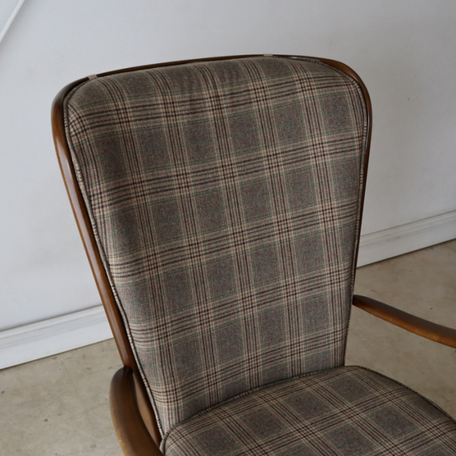 アーコール（ERCOL）製ビンテージのハイバックイージーチェアの背もたれ