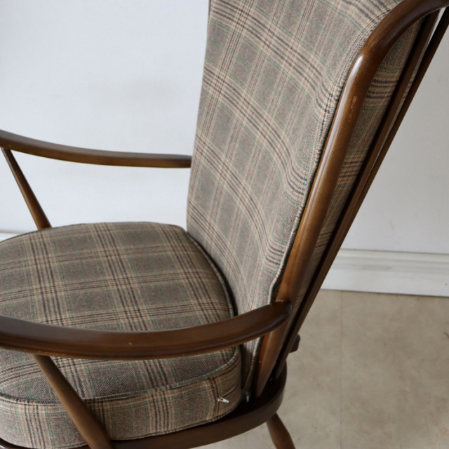 アーコール（ERCOL）製ビンテージのハイバックイージーチェアのフレームの傷