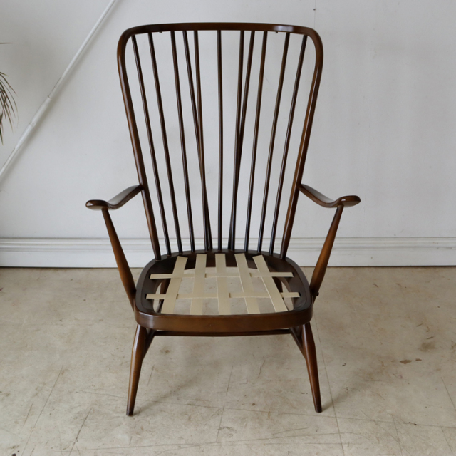 アーコール（ERCOL）製ビンテージのハイバックイージーチェアの底面
