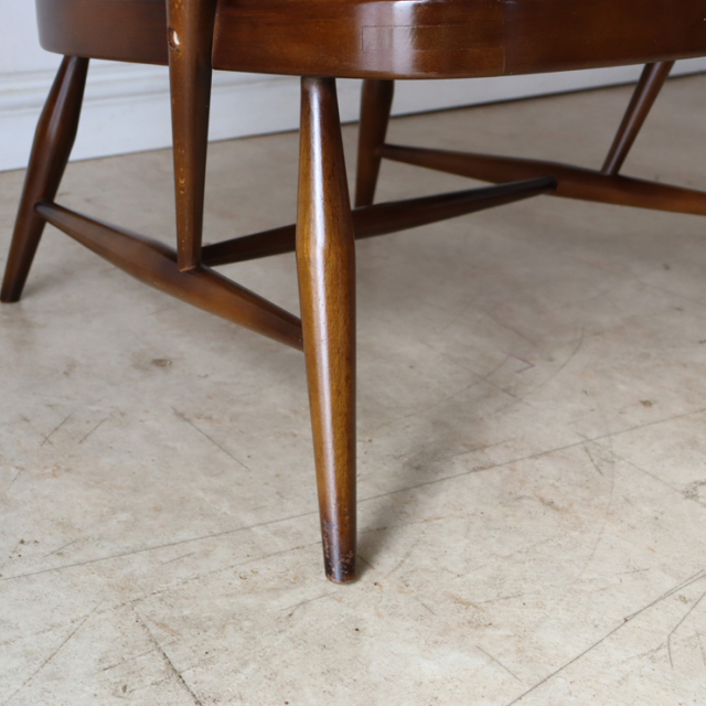 アーコール（ERCOL）製ビンテージのハイバックイージーチェアの脚