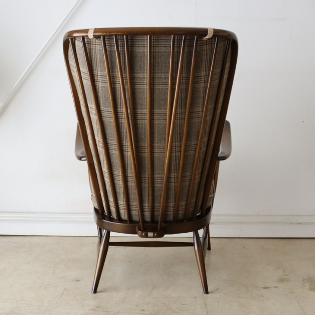 アーコール（ERCOL）製ビンテージのハイバックイージーチェアの後ろ姿