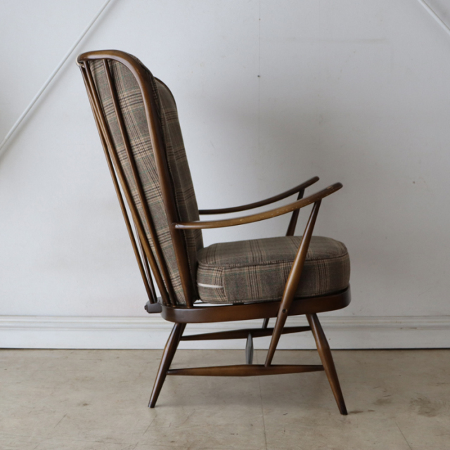 アーコール（ERCOL）製ビンテージのハイバックイージーチェアのサイド