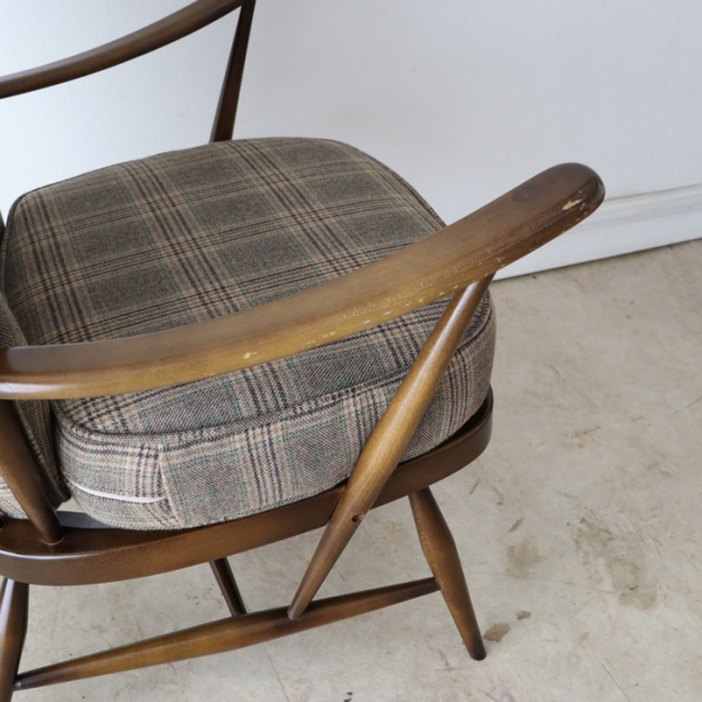 アーコール（ERCOL）製ビンテージのハイバックイージーチェアのアーム