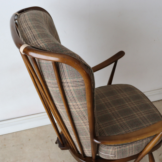 アーコール（ERCOL）製ビンテージのハイバックイージーチェアの背もたれ