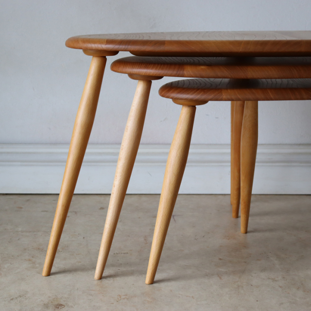 アーコール（ERCOL）製ビンテージのネストテーブルの脚