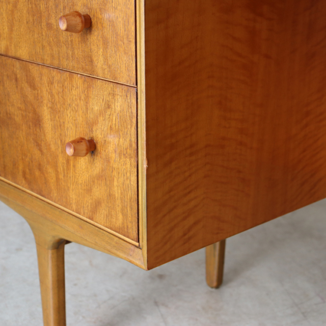 曲線が美しい英国製ドレッサー・サイドボードにも 商品番号【021062