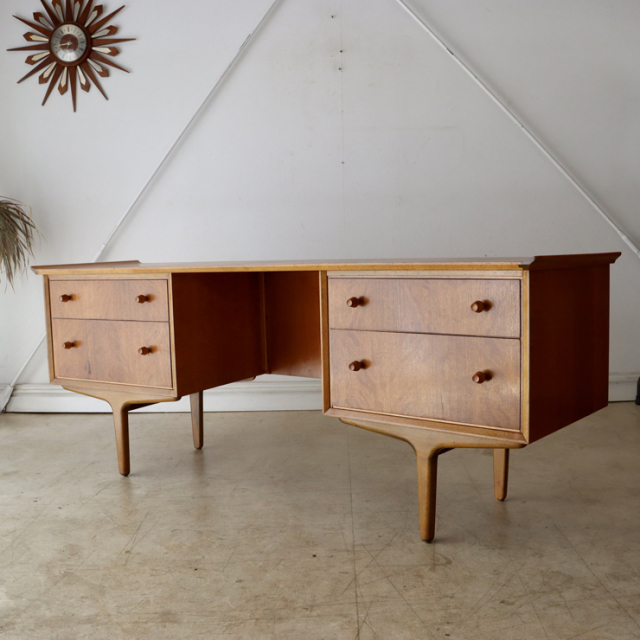 曲線が美しい英国製ドレッサー・サイドボードにも 商品番号【021062