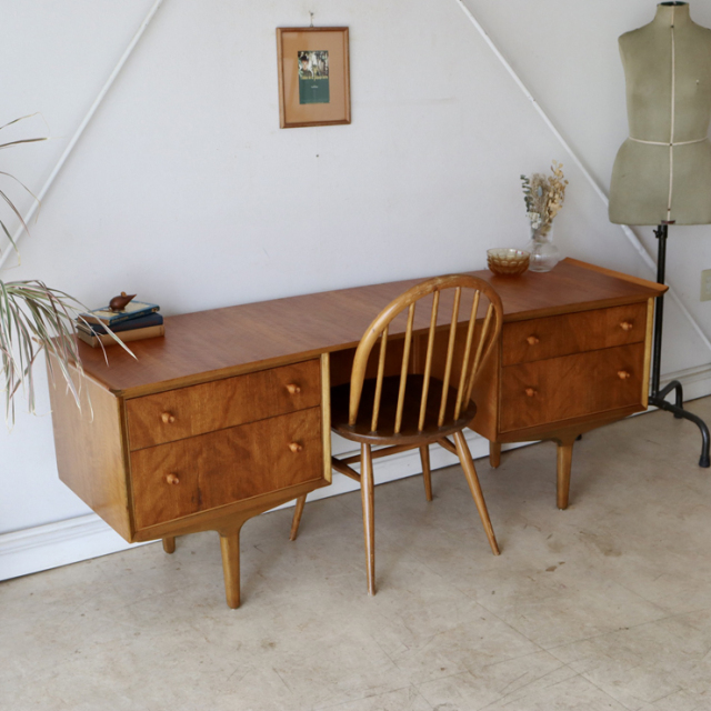 イギリス製ビンテージのドレッサーデスク