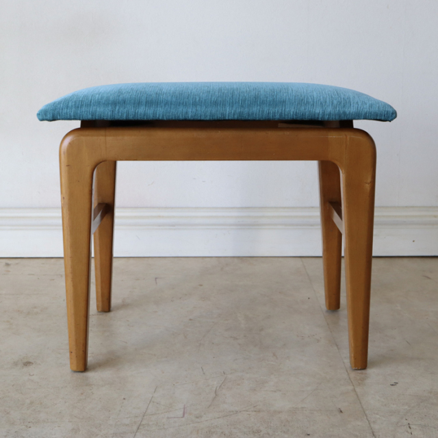 差し色ターコイズブルーが映えるビンテージスツール。