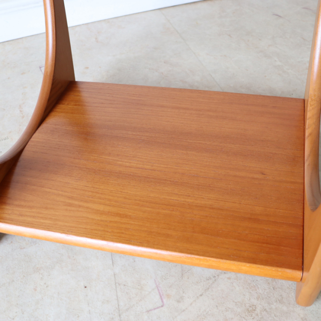 ジープラン（G-plan）製ビンテージのサイドテーブルのマガジンラック