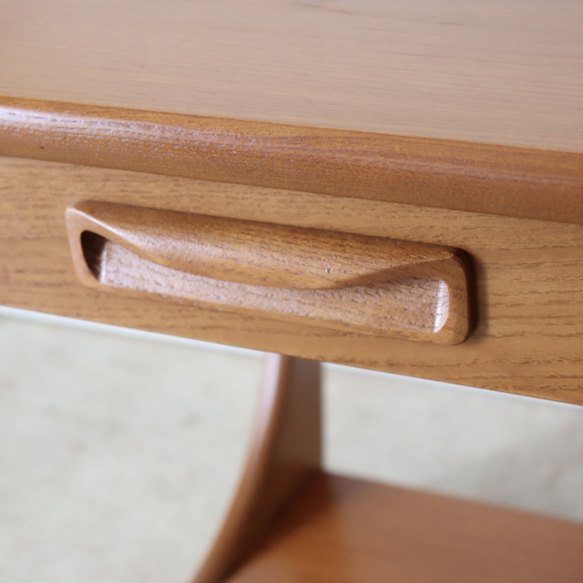 ジープラン（G-plan）製ビンテージのサイドテーブルのハンドル