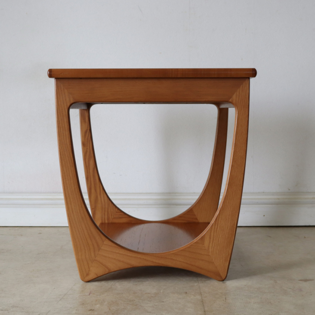 ジープラン（G-plan）製ビンテージのサイドテーブルの横側