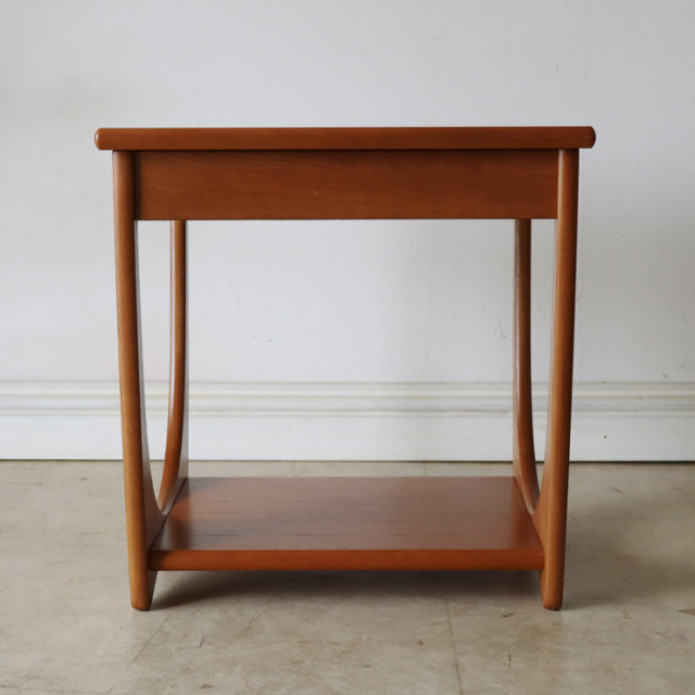 ジープラン（G-plan）製ビンテージのサイドテーブルの後ろ側