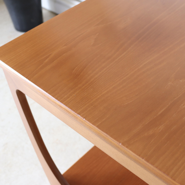 ジープラン（G-plan）製ビンテージのサイドテーブルの天板のきず