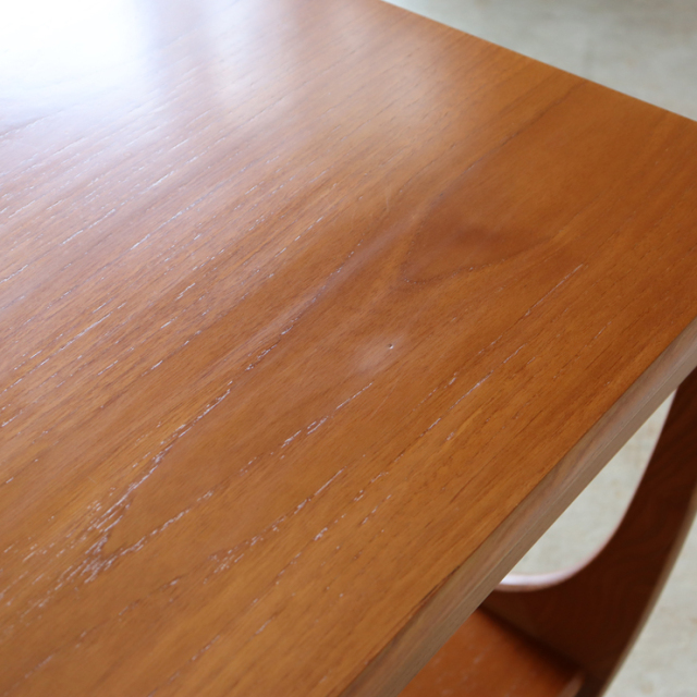 ジープラン（G-plan）製ビンテージのサイドテーブルの天板のきず