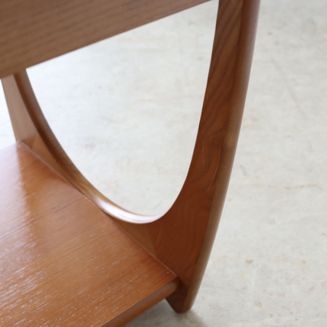 ジープラン（G-plan）製ビンテージのサイドテーブルの脚の傷