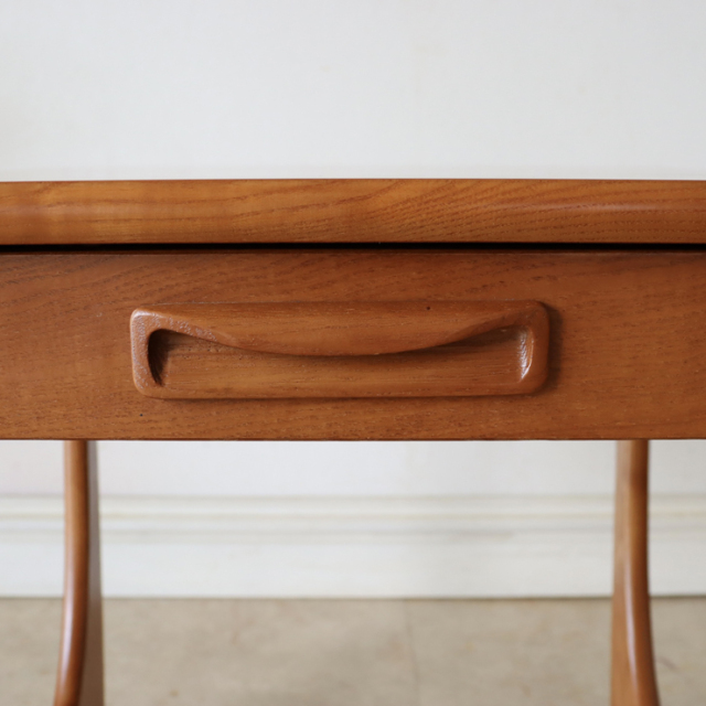 ジープラン（G-plan）製ビンテージのサイドテーブル のハンドル