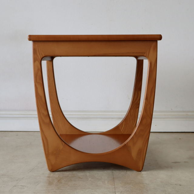 ジープラン（G-plan）製ビンテージのサイドテーブル の横側