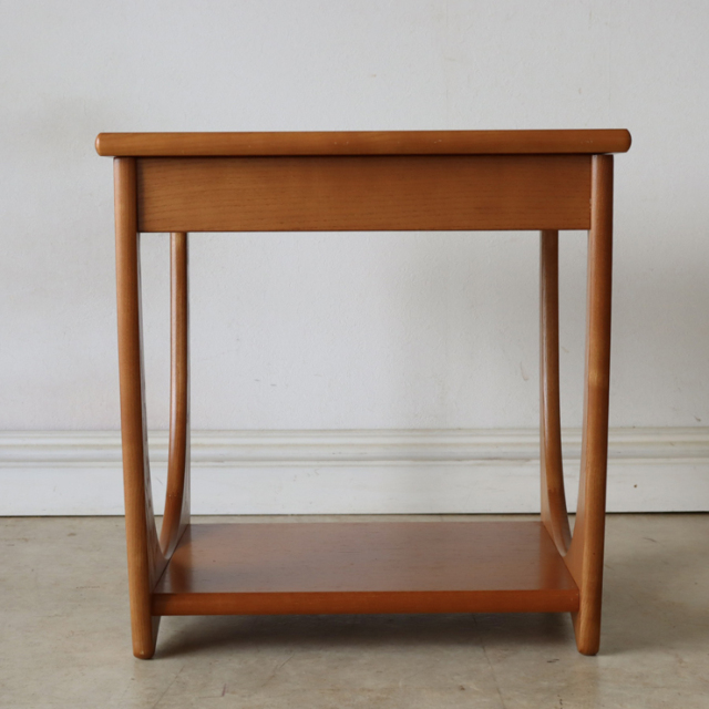 ジープラン（G-plan）製ビンテージのサイドテーブルの後ろ側