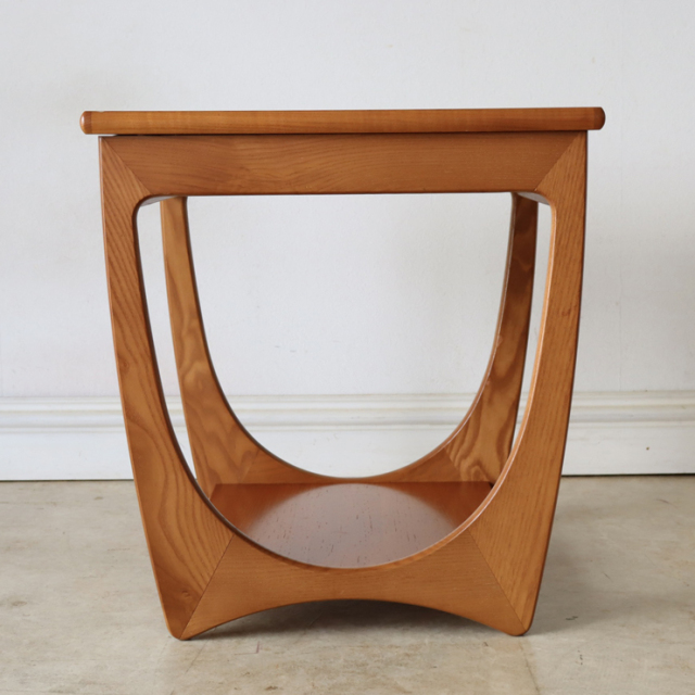 ジープラン（G-plan）製ビンテージのサイドテーブルの横側