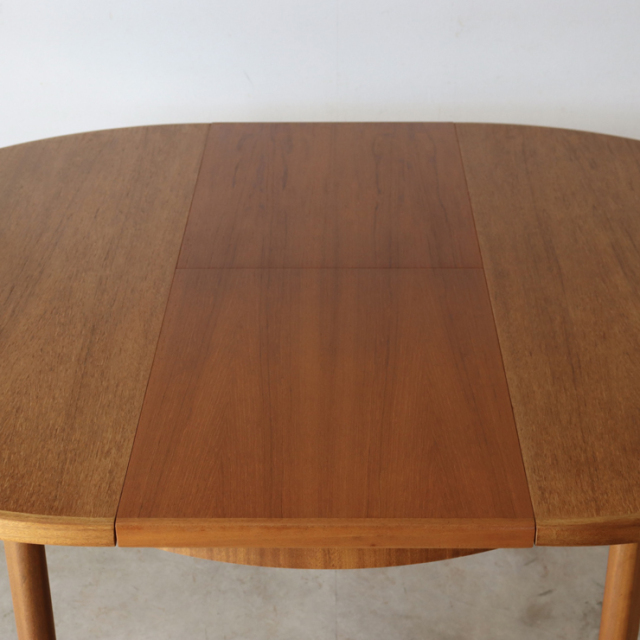 マッキントッシュ（Mcintosh）製ビンテージのダイニングテーブルの広げた天板