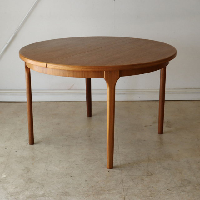 マッキントッシュ（Mcintosh）製ビンテージのダイニングテーブル