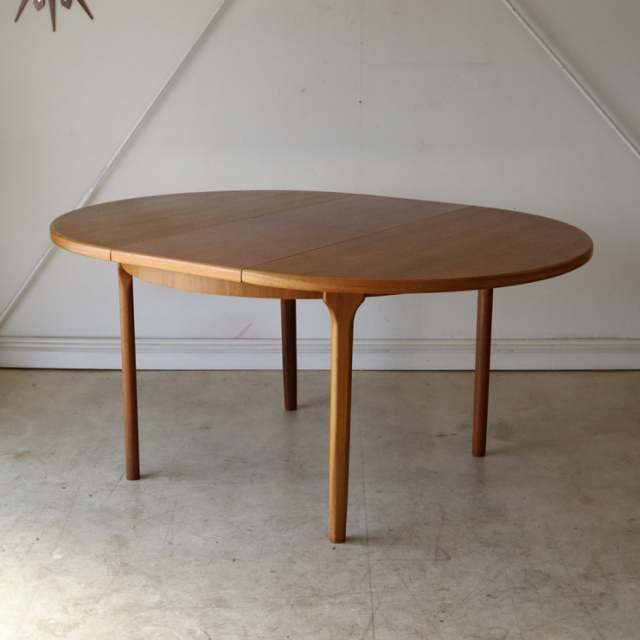 マッキントッシュ（Mcintosh）製ビンテージのダイニングテーブル