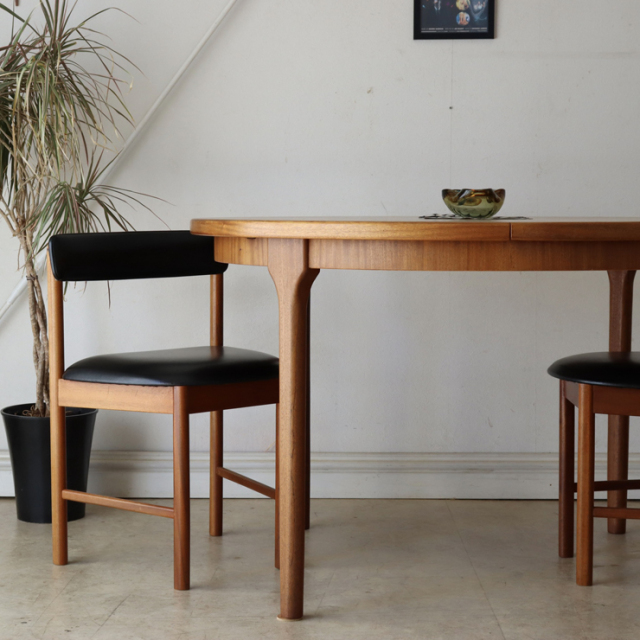 マッキントッシュ（Mcintosh）製ビンテージのダイニングテーブル