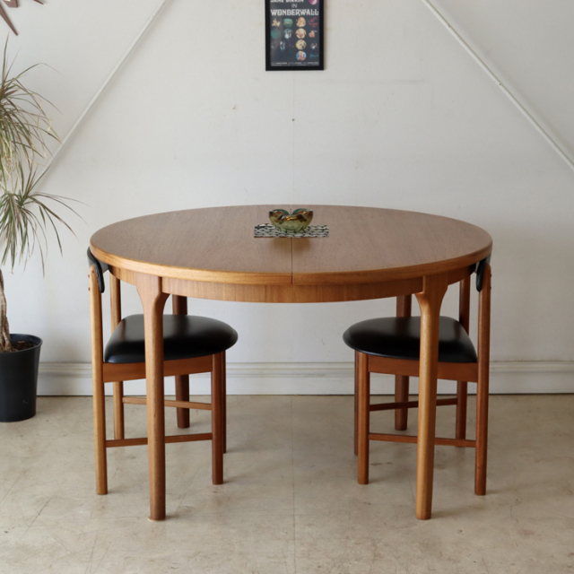 マッキントッシュ（Mcintosh）製ビンテージのダイニングテーブル