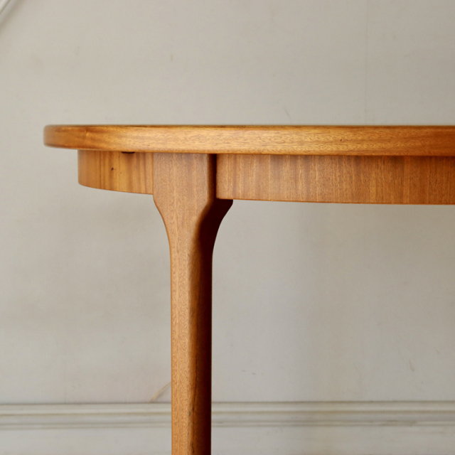 マッキントッシュ（Mcintosh）製ビンテージのダイニングテーブル