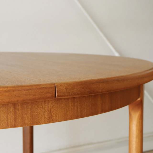 マッキントッシュ（Mcintosh）製ビンテージのダイニングテーブルの天板縁