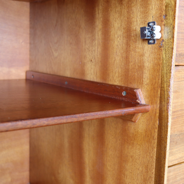 リビングチェスト ヴィンテージ イギリス Alfred Cox ウォールナット いす。 この色が英国らしい。 アルフレッドコックスAlfred cox