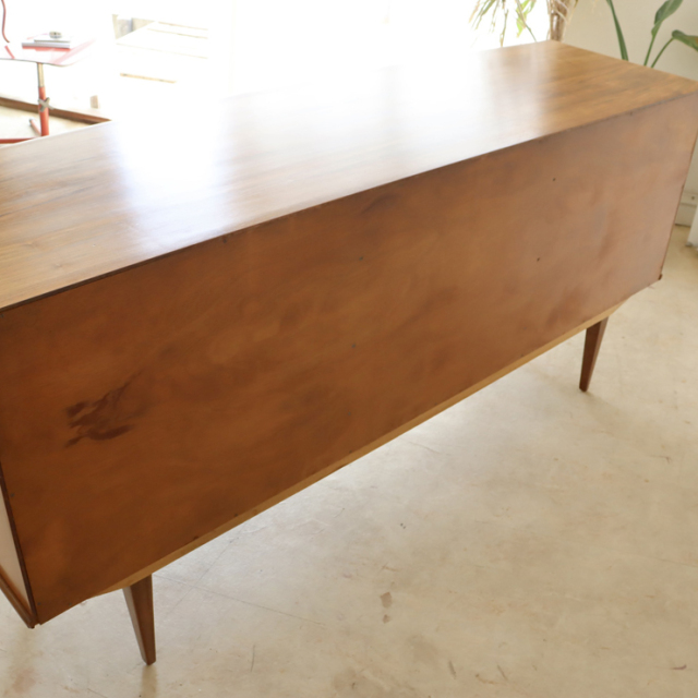 アルフレッド・コックス（Alfred Cox）製ビンテージのサイドボードの背面