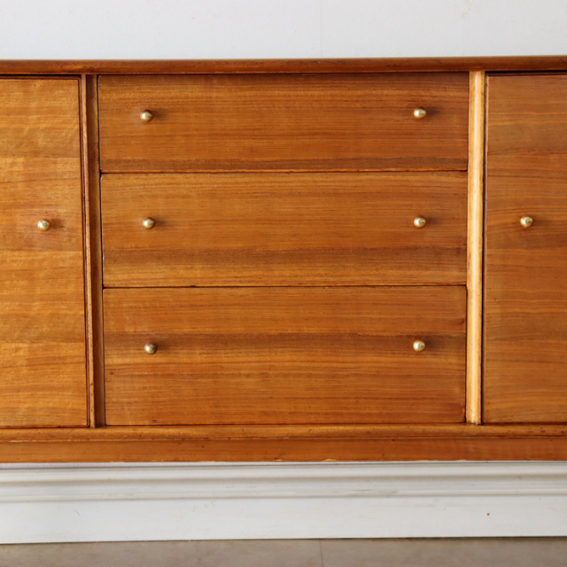 アルフレッド・コックス（Alfred Cox）製ビンテージのサイドボードの中央