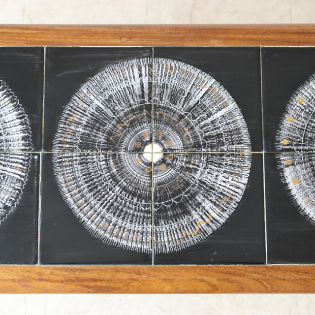 イギリス製ビンテージのタイルコーヒーテーブルのタイル模様