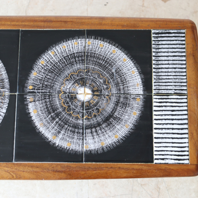 イギリス製ビンテージのタイルコーヒーテーブルのタイル模様